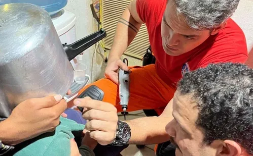 
          Imagem ilustrativa da imagem Criança de 2 anos é socorrida com panela de pressão presa na cabeça
          