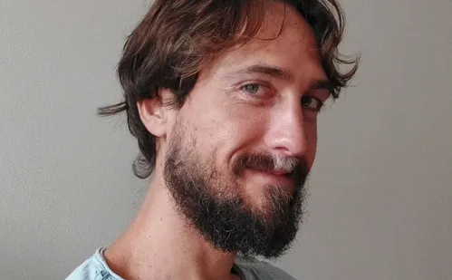 
          Imagem ilustrativa da imagem De fracasso a sucesso: Angel Ferreira lota peças após mudar de nome e viralizar
          