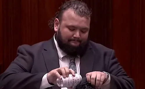 
          Imagem ilustrativa da imagem Deputado australiano bebe cerveja em sapato durante discurso de despedida
          