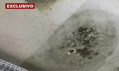 
          Imagem ilustrativa da imagem Descaso de uma década: teto cai em unidade de saúde de Olinda e escancara abandono
          
