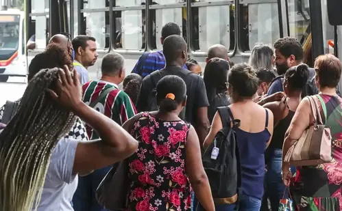 
          Imagem ilustrativa da imagem Desemprego recua para 6,2% em maio, o menor para o período desde 2012
          