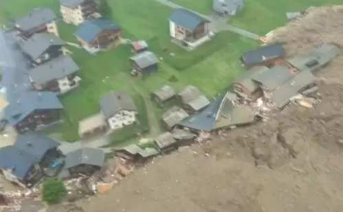 
          Imagem ilustrativa da imagem Deslizamento de geleira cobre vilarejo de 300 habitantes na Suíça
          