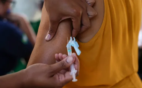 
          Imagem ilustrativa da imagem Dia D: Vitória aplica mais de 2600 doses de vacina da gripe
          