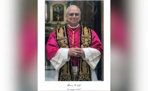 
          Imagem ilustrativa da imagem Divulgada foto oficial e assinatura do Papa Leão 14
          