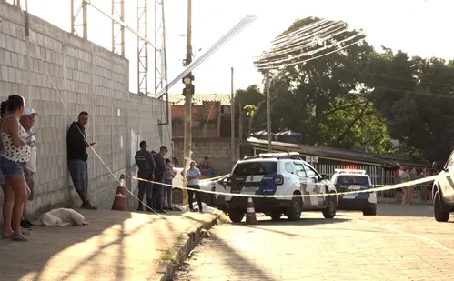 
          Imagem ilustrativa da imagem Dois operários morrem eletrocutados enquanto realizavam troca de telhas
          