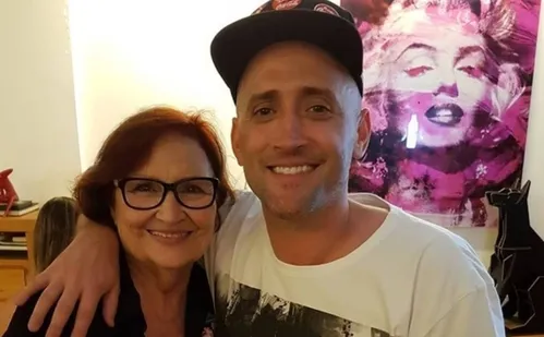 
          Imagem ilustrativa da imagem Dona Déa anuncia espetáculo sobre Paulo Gustavo, 'Meu Filho É um Musical'
          