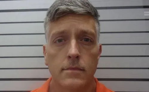 
          Imagem ilustrativa da imagem Dono de funerária que escondeu corpos e enviou cinzas falsas é condenado nos EUA
          