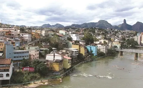 
          Imagem ilustrativa da imagem Duas casas são interditadas após parte de uma delas desabar no ES
          