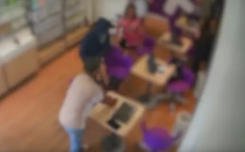 
          Imagem ilustrativa da imagem Dupla assalta loja de celulares e clientes ficam sob mira de arma na Serra
          