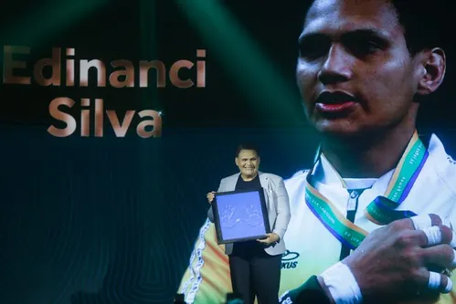 
          Imagem ilustrativa da imagem Edinanci Silva é aclamada anos após ser alvo de preconceito: ‘Nunca lutei judô por reconhecimento’
          