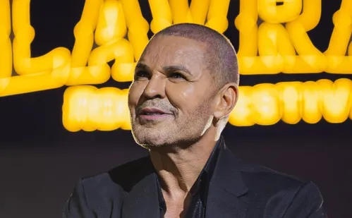 
          Imagem ilustrativa da imagem Eduardo Costa explica novo visual após surgir careca em show
          