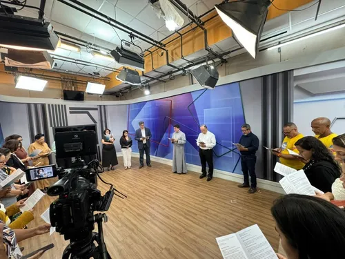 
          Imagem ilustrativa da imagem Em tarde de bênção, Dom Paulo Jackson visita a Redação da TV Tribuna
          