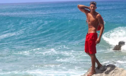 
          Imagem ilustrativa da imagem Emmanuel Apory recebe alta após amputação causada por tiro de delegado em Noronha
          