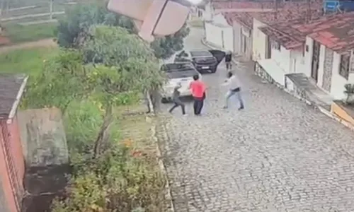 
          Imagem ilustrativa da imagem Empresário sequestrado em Pombos é resgatado e quadrilha tem arsenal apreendido
          