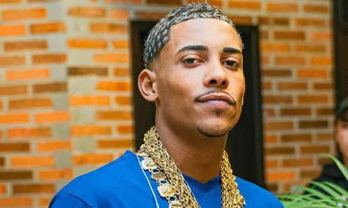 
          Imagem ilustrativa da imagem MC Poze é solto e fãs fazem festa na porta de presídio no Rio
          