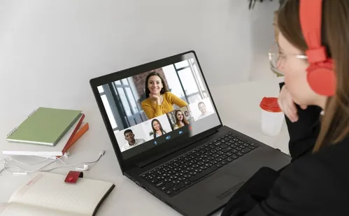 
          Imagem ilustrativa da imagem Especialistas tiram dúvidas sobre novas regras para o ensino a distância
          