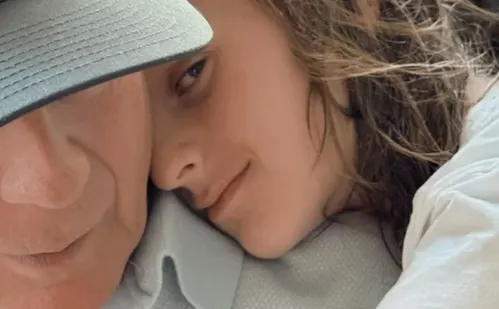 
          Imagem ilustrativa da imagem Esposa de Bruce Willis compartilha foto rara de ator com filha
          