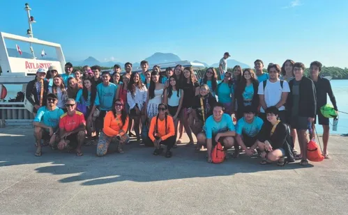 
          Imagem ilustrativa da imagem Estudantes de Minas Gerais têm aulas de biologia marinha em Guarapari
          