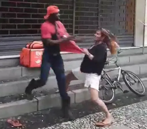 
          Imagem ilustrativa da imagem Ex-jogadora de vôlei que agrediu entregadores, no Rio, é condenada a 4 anos de prisão por racismo
          