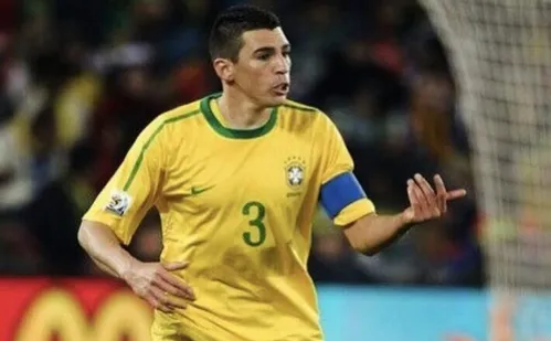 
          Imagem ilustrativa da imagem Ex-zagueiro Lúcio sofre queimaduras em acidente doméstico e é internado em Brasília
          