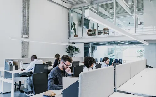 
          Imagem ilustrativa da imagem Faltam mesas: retomada do trabalho presencial exige a expansão dos escritórios
          