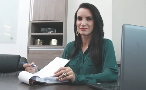 
          Imagem ilustrativa da imagem Faltam mesas: retomada do trabalho presencial exige a expansão dos escritórios
          