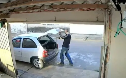 
          Imagem ilustrativa da imagem Suspeito de invadir casa e fazer família refém em Viana é preso
          