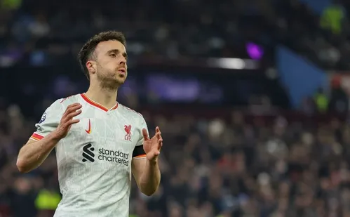 
          Imagem ilustrativa da imagem Familiares e amigos chegam a velório de Diogo Jota em cidade portuguesa
          