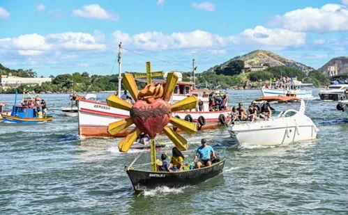 
          Imagem ilustrativa da imagem Fé e alegria marcam procissão marítima na Festa de São Pedro
          
