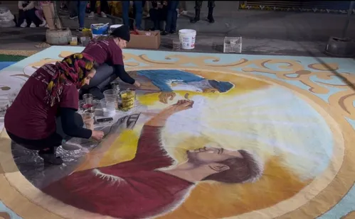 
          Imagem ilustrativa da imagem Fiéis enfrentam frio de 14 graus para confeccionar tapetes no Sul do ES
          