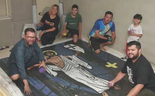 
          Imagem ilustrativa da imagem Voluntários enfrentam o frio para montar tapetes de Corpus Christi no ES
          