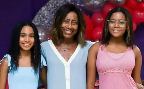 
          Imagem ilustrativa da imagem Filhas jogam cinzas de Glória Maria no mar do RJ
          