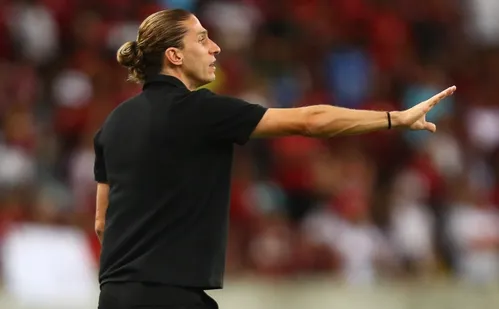
          Imagem ilustrativa da imagem Filipe Luís recusa proposta do Fenerbahçe para seguir projeto no Flamengo
          