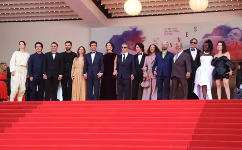 
          Imagem ilustrativa da imagem Filme brasileiro 'O Agente Secreto' é aplaudido de pé em Cannes após exibição
          