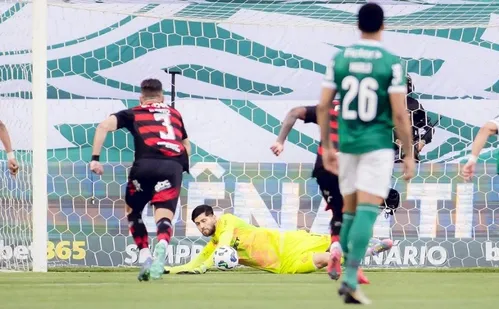 
          Imagem ilustrativa da imagem Flamengo vence com goleiro herói, pênaltis polêmicos e cola no líder Palmeiras
          