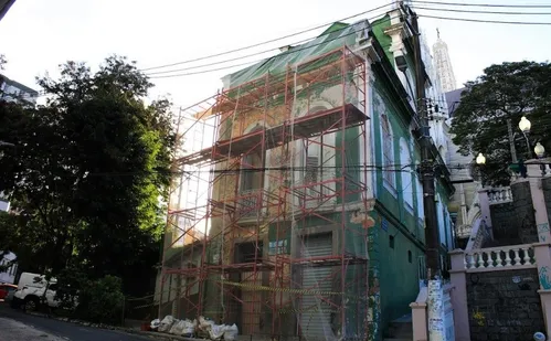 
          Imagem ilustrativa da imagem Moradora restaura imóvel condenado e agora corre risco de perdê-lo em leilão
          