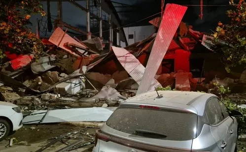 
          Imagem ilustrativa da imagem Ginásio Jones dos Santos Neves desaba em Vitória; veja vídeos
          