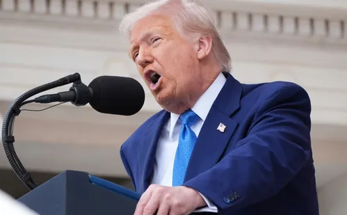 
          Imagem ilustrativa da imagem Trump defende Bolsonaro mais uma vez e pede para deixarem o ex-presidente em paz
          