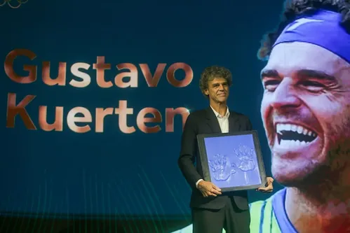 
          Imagem ilustrativa da imagem Guga chora ao entrar para o Hall da Fama do COB e homenageia atletas paralímpicos
          