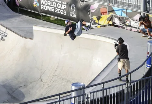 
          Imagem ilustrativa da imagem Gui Khury faz manobra inédita, e Brasil avança com 5 às finais do Copa do Mundo de Skate Park; veja
          