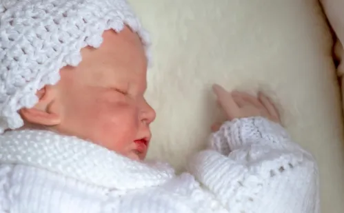 
          Imagem ilustrativa da imagem Homem agride bebê ao achar que casal usava boneca 'reborn' para furar fila
          