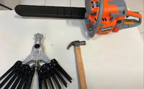 
          Imagem ilustrativa da imagem Homem com motosserra é preso após invadir casa no ES
          