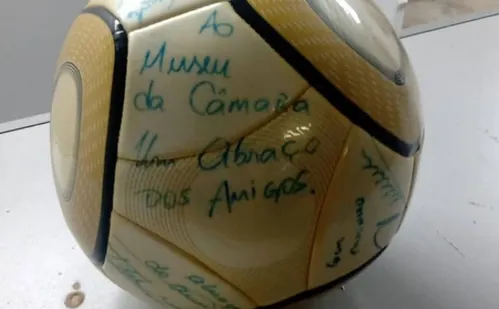 
          Imagem ilustrativa da imagem Homem conhecido por pegar bola de Neymar é condenado a 17 anos de prisão pelo STF
          