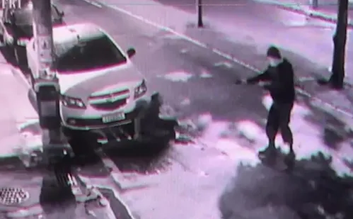 
          Imagem ilustrativa da imagem Homem é baleado após invadir igreja em Vitória
          