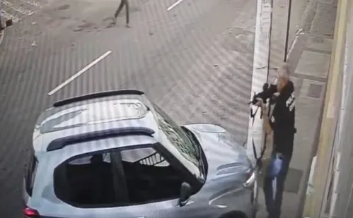 
          Imagem ilustrativa da imagem Homem é preso em frente à delegacia enquanto mãe e filha denunciavam agressão no ES
          