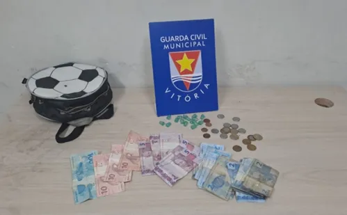 
          Imagem ilustrativa da imagem Homem que fugiu da prisão é flagrado vendendo drogas na Praia do Canto
          