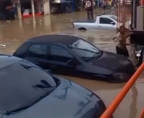 
          Imagem ilustrativa da imagem Igarassu decreta Estado de Emergência após Rio São Domingos transbordar; COM VÍDEOS
          