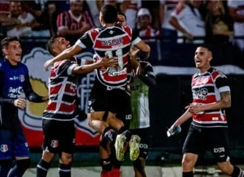 
          Imagem ilustrativa da imagem Imbatível, Santa Cruz faz outra vítima e segue disparado na liderança do Grupo A3
          