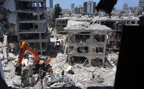 
          Imagem ilustrativa da imagem Irã mata 11 no maior ataque a Israel, que alveja ministério
          