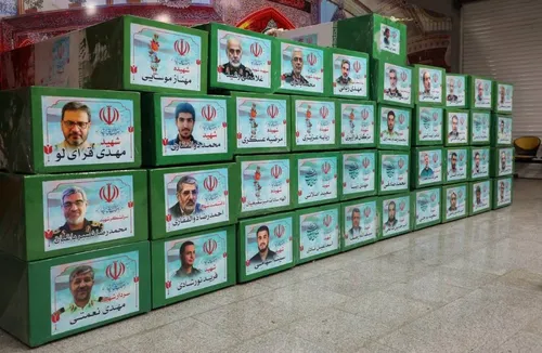 
          Imagem ilustrativa da imagem Irã sepulta militares e cientistas mortos na guerra
          